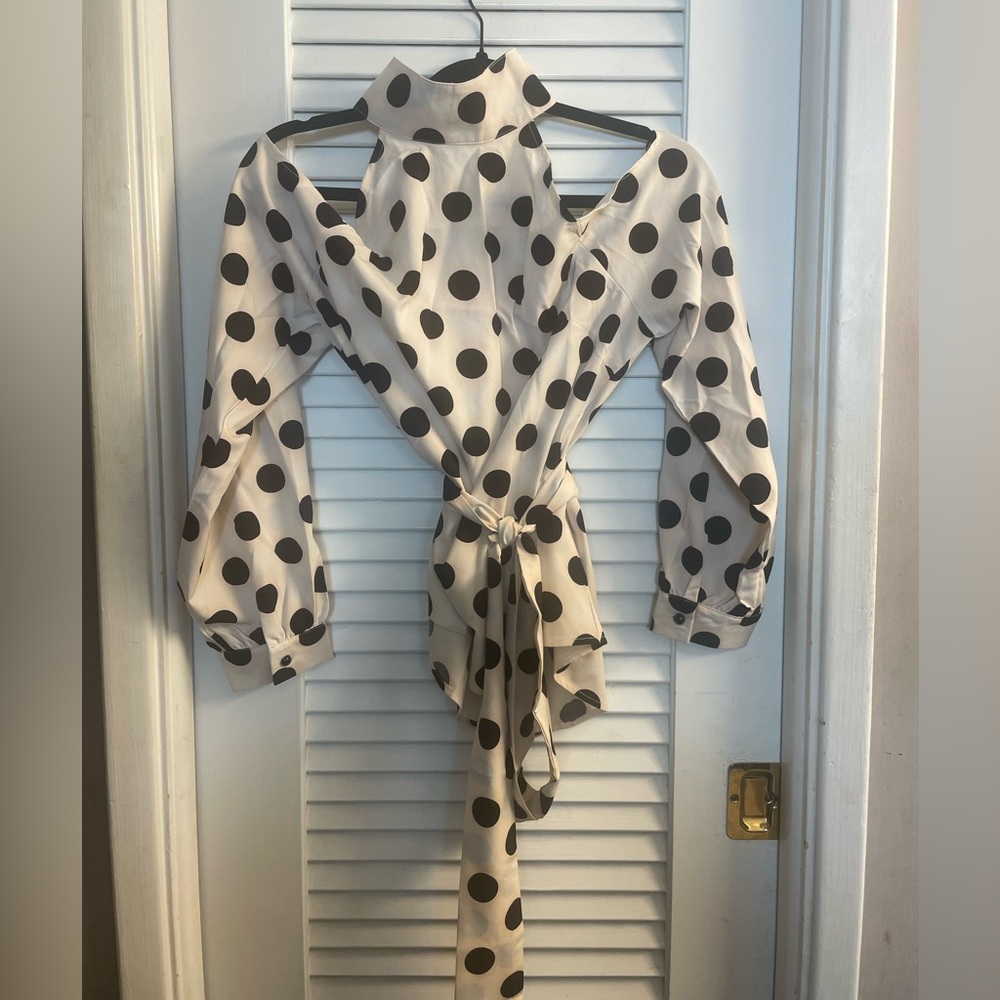 NWT Boutique cold shoulder polka dot blouse with high neck & tie belt. Size M.